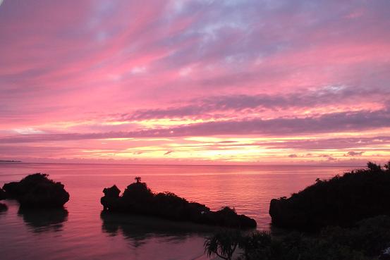 西表ピンクの朝の海と空