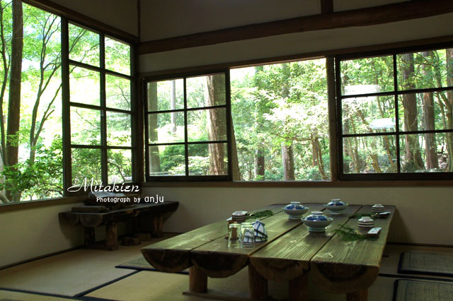 森に包まれた藁葺き屋根の古民家　山菜料理 みたき園　鳥取県八頭郡