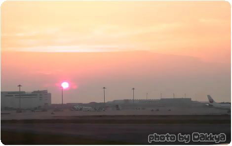 韓国旅行　飛行機の中ｋら見た夕焼け空　関西空港