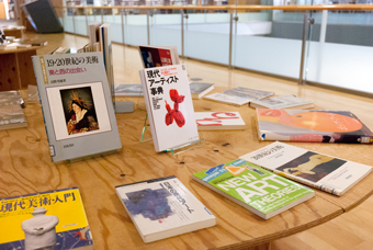 図書展示 「現代美術を見る・読む」、様子