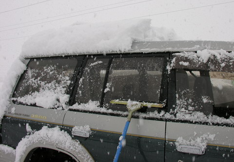 車の雪は窓拭き用で
