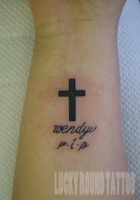 十字架と筆記体のタトゥー Lucky Round Tattoo 大阪 6
