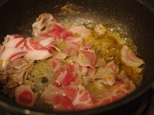 パラッと旨炒めペーストでつくる豚肉ときのこのガーリックパスタ02