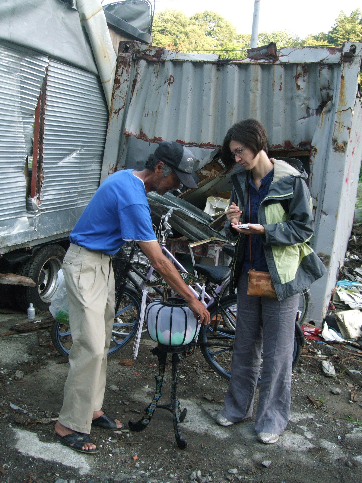 被災者から震災時の模様を聞くアレッシアさん(2011年7月25日、岩手県大槌町で）